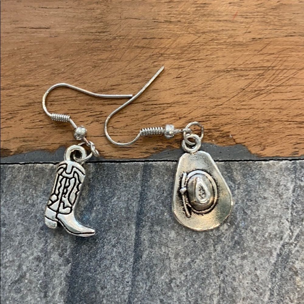‎Hat and boots and earrings